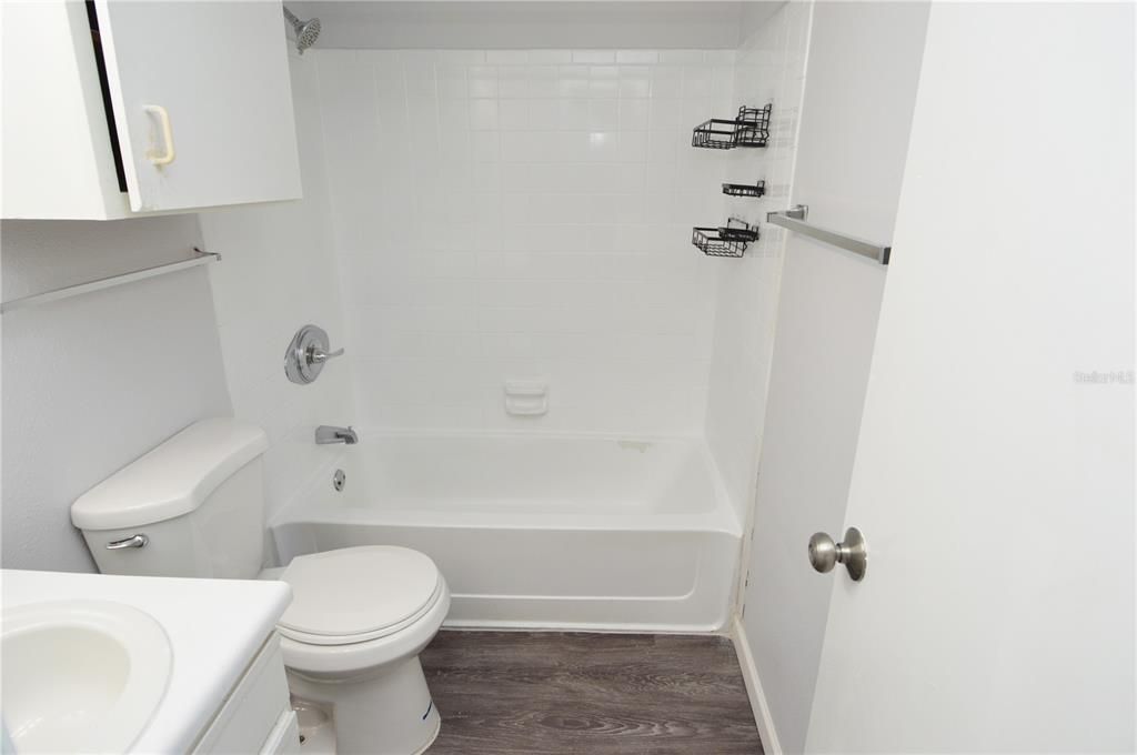 合同活跃: $1,300 (1 贝兹, 1 浴室, 822 平方英尺)