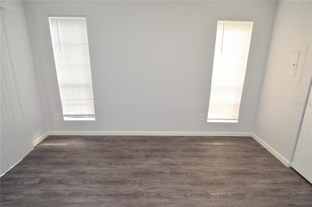 合同活跃: $1,300 (1 贝兹, 1 浴室, 822 平方英尺)