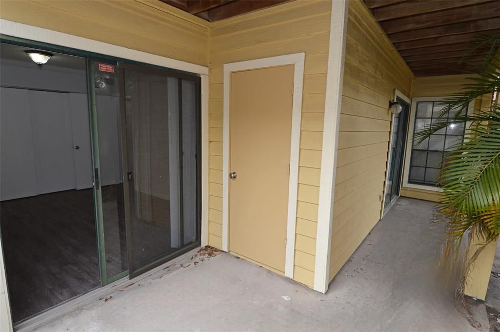 合同活跃: $1,300 (1 贝兹, 1 浴室, 822 平方英尺)