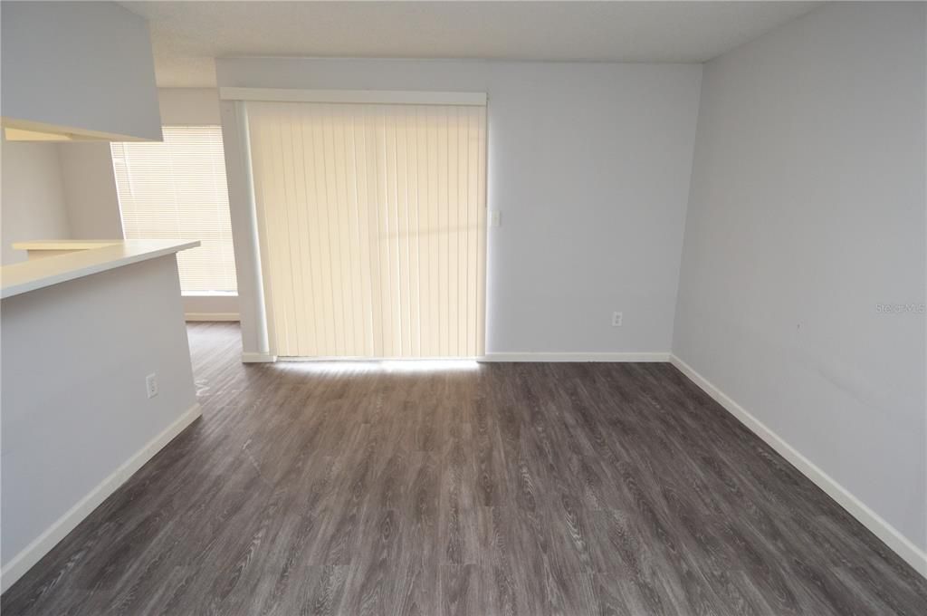 合同活跃: $1,300 (1 贝兹, 1 浴室, 822 平方英尺)