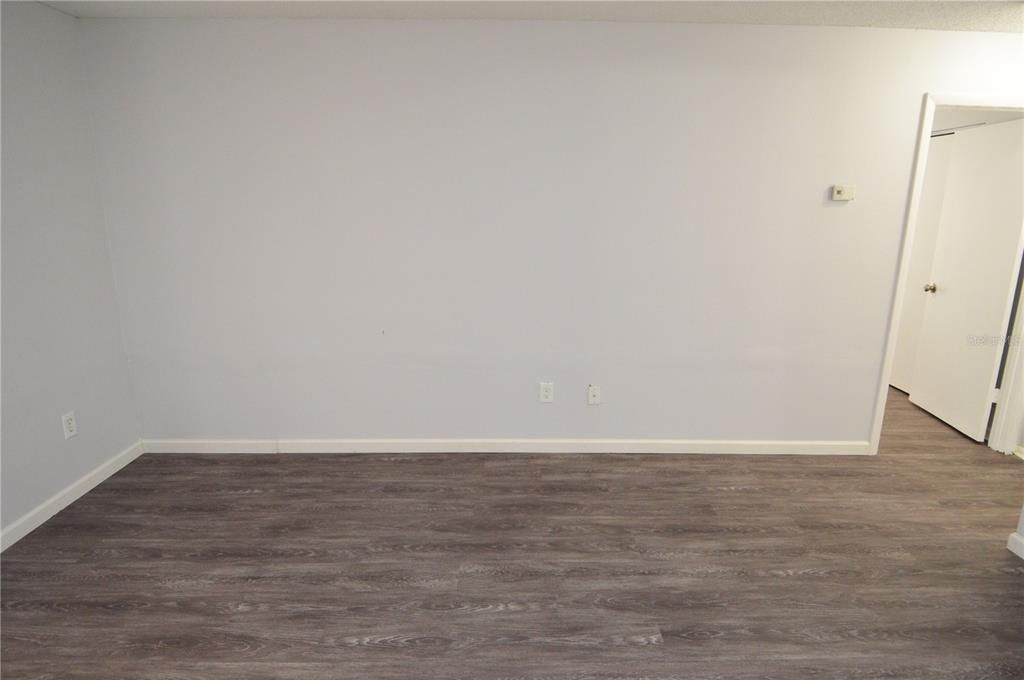 合同活跃: $1,300 (1 贝兹, 1 浴室, 822 平方英尺)