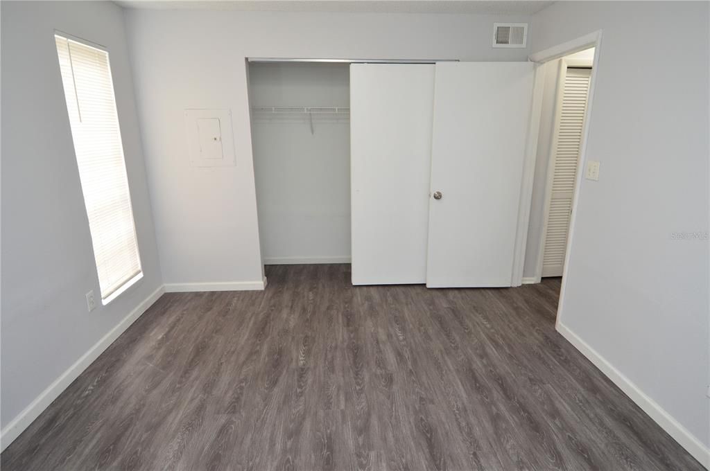 合同活跃: $1,300 (1 贝兹, 1 浴室, 822 平方英尺)