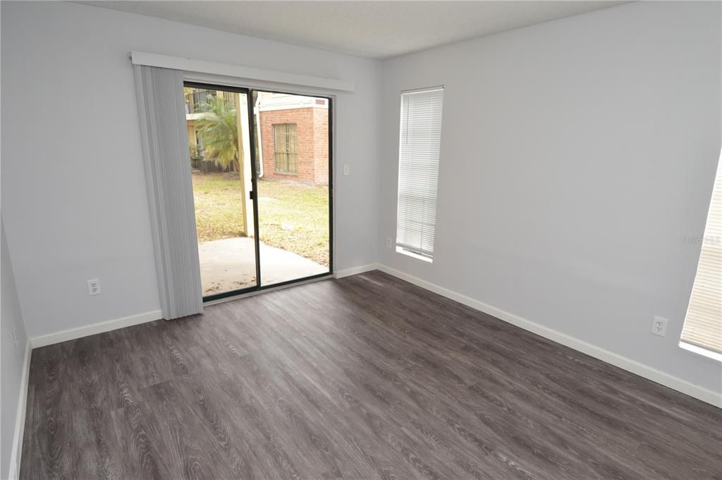 合同活跃: $1,300 (1 贝兹, 1 浴室, 822 平方英尺)