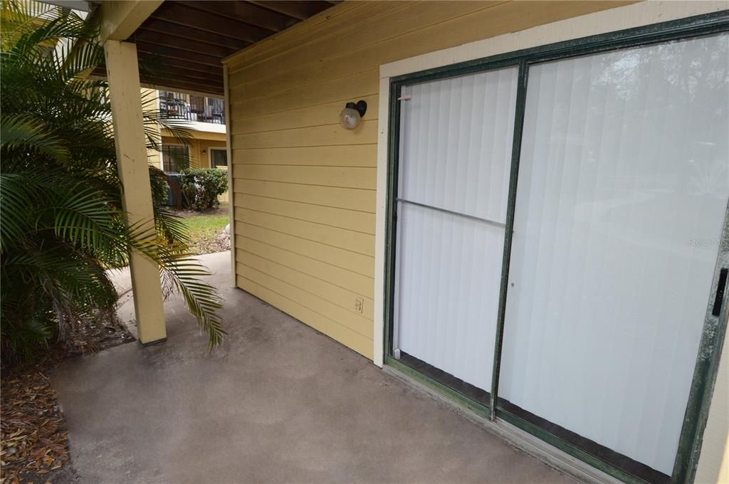 合同活跃: $1,300 (1 贝兹, 1 浴室, 822 平方英尺)