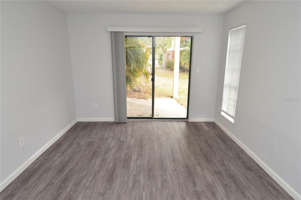 合同活跃: $1,300 (1 贝兹, 1 浴室, 822 平方英尺)