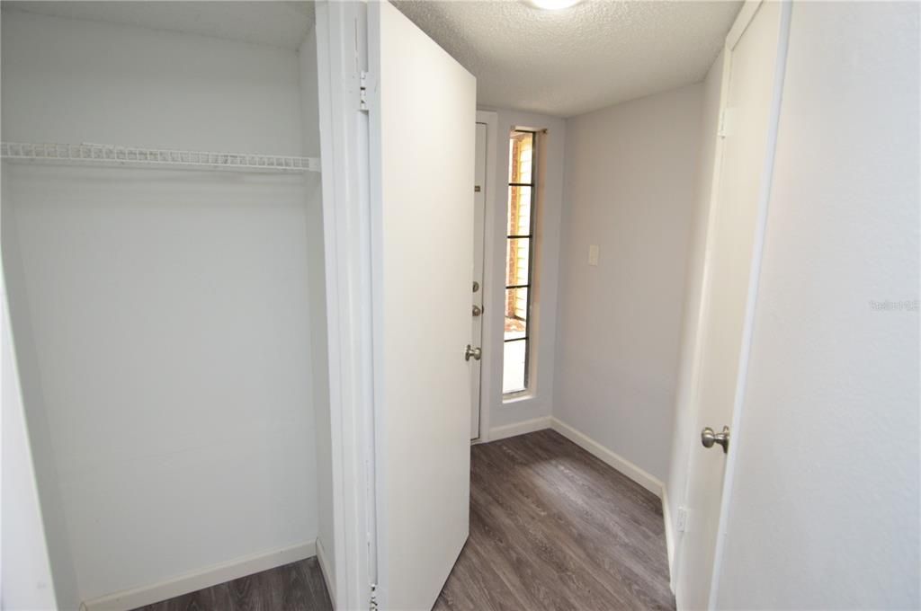 合同活跃: $1,300 (1 贝兹, 1 浴室, 822 平方英尺)