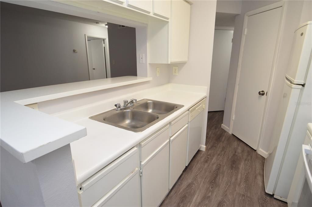 合同活跃: $1,300 (1 贝兹, 1 浴室, 822 平方英尺)