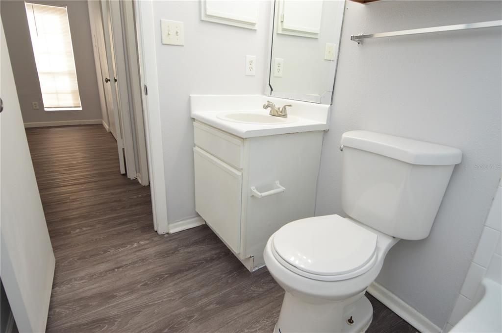 合同活跃: $1,300 (1 贝兹, 1 浴室, 822 平方英尺)