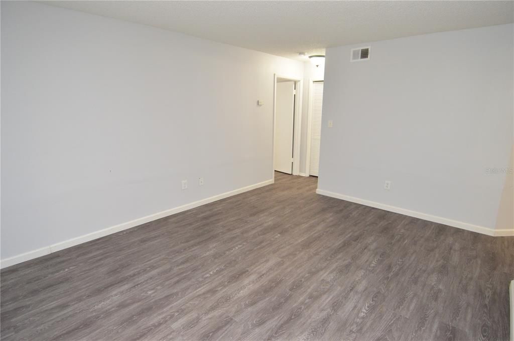 合同活跃: $1,300 (1 贝兹, 1 浴室, 822 平方英尺)