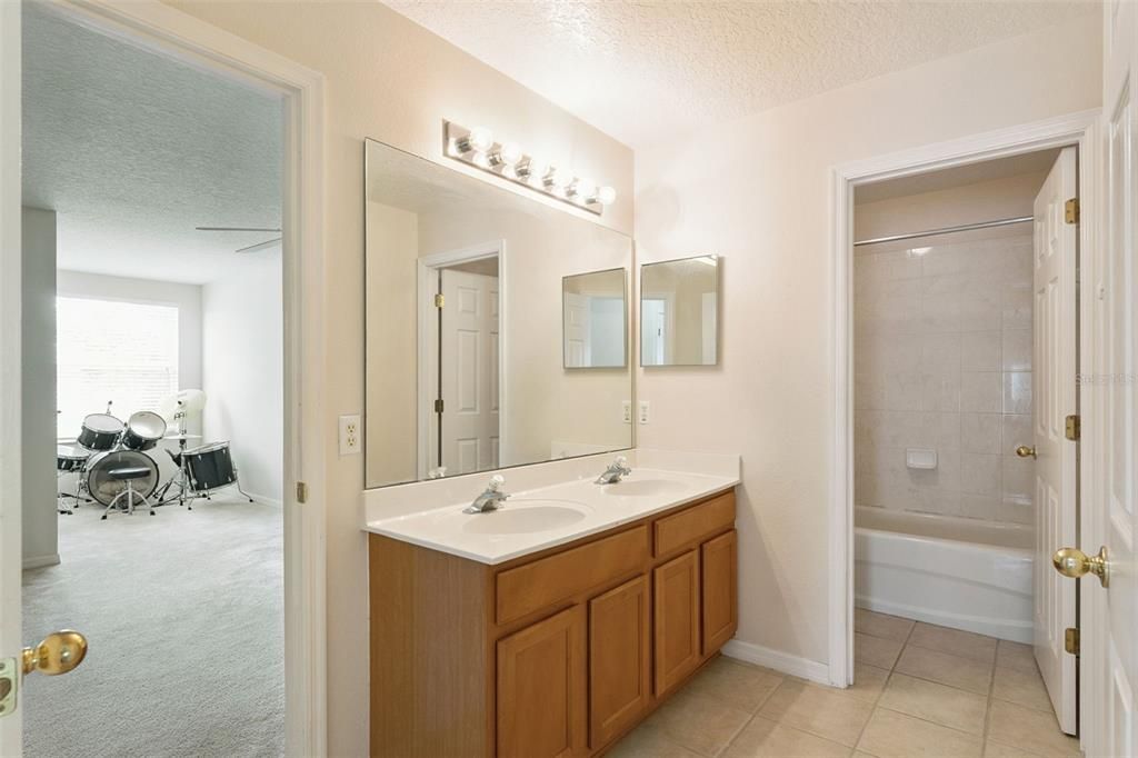 En Venta: $634,000 (5 camas, 2 baños, 3720 Pies cuadrados)