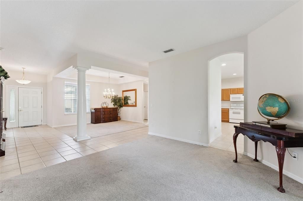 En Venta: $634,000 (5 camas, 2 baños, 3720 Pies cuadrados)