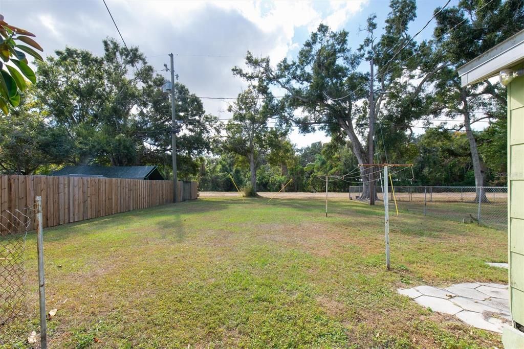 合同活跃: $199,000 (2 贝兹, 1 浴室, 724 平方英尺)