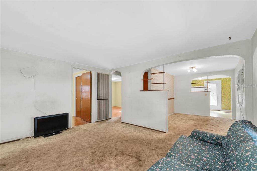 合同活跃: $199,000 (2 贝兹, 1 浴室, 724 平方英尺)