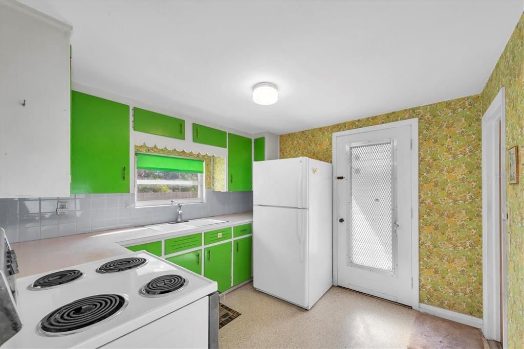 合同活跃: $199,000 (2 贝兹, 1 浴室, 724 平方英尺)