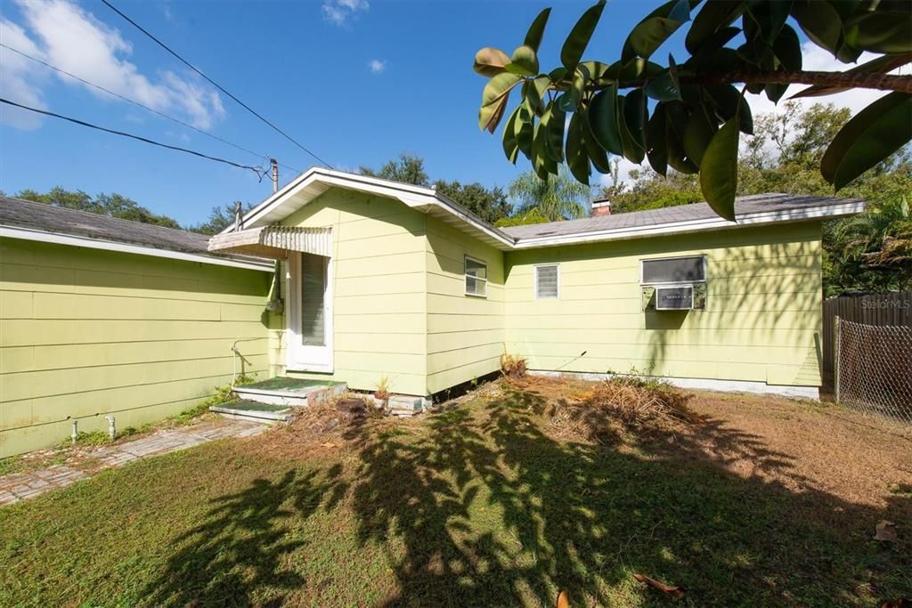 合同活跃: $199,000 (2 贝兹, 1 浴室, 724 平方英尺)