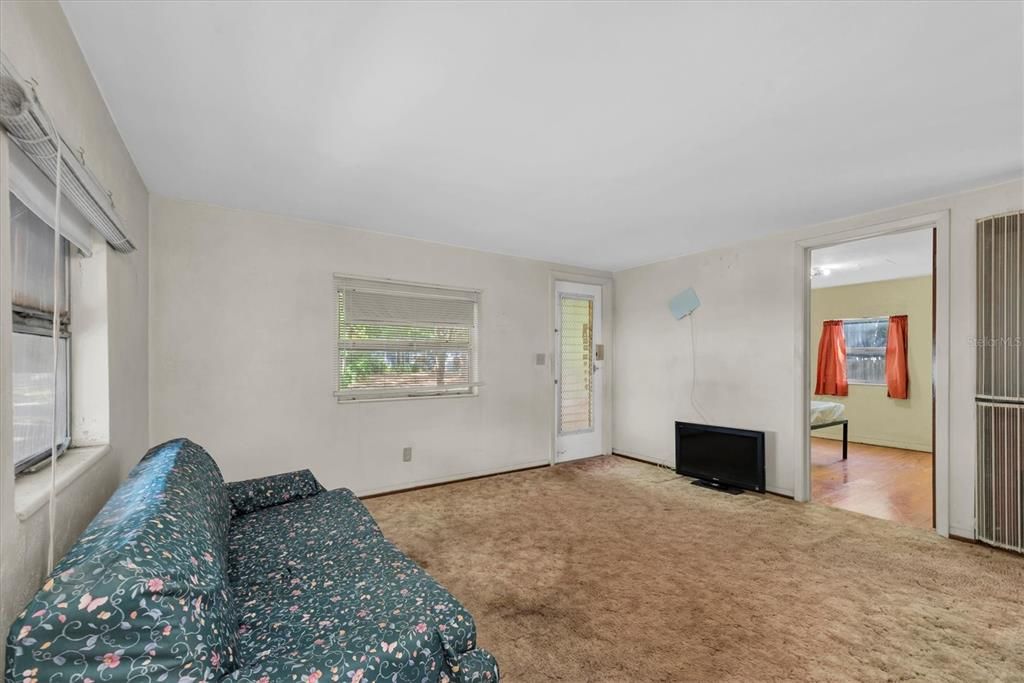 合同活跃: $199,000 (2 贝兹, 1 浴室, 724 平方英尺)