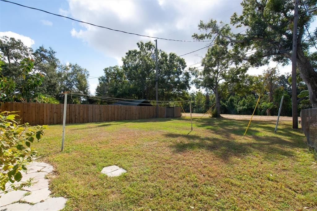 合同活跃: $199,000 (2 贝兹, 1 浴室, 724 平方英尺)