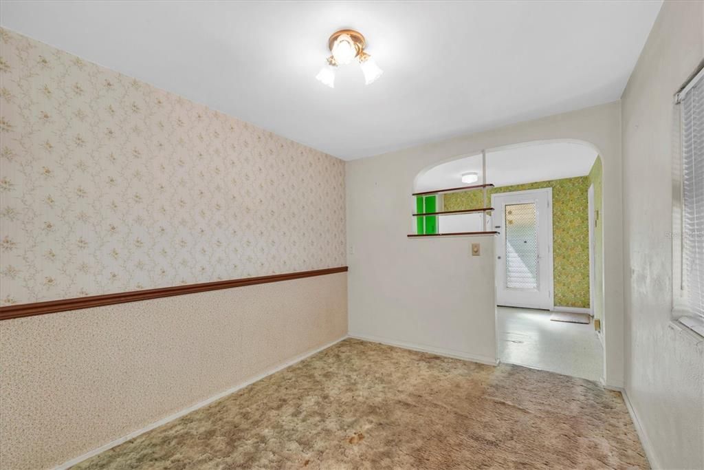 合同活跃: $199,000 (2 贝兹, 1 浴室, 724 平方英尺)