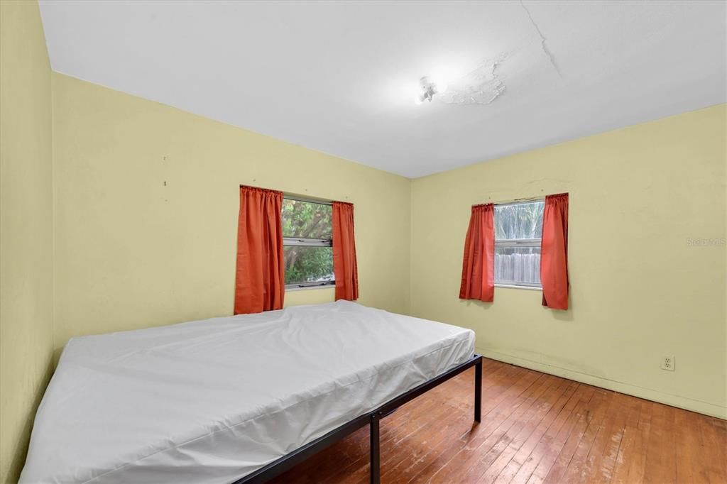 合同活跃: $199,000 (2 贝兹, 1 浴室, 724 平方英尺)