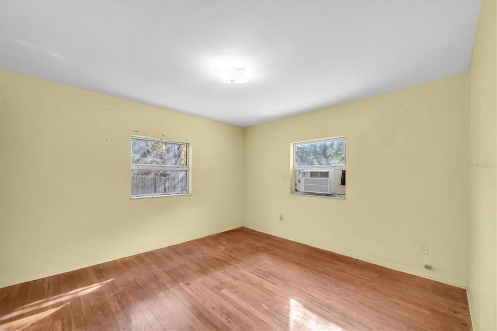 合同活跃: $199,000 (2 贝兹, 1 浴室, 724 平方英尺)