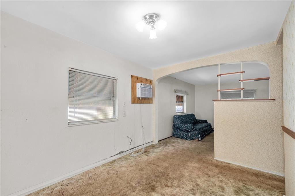 合同活跃: $199,000 (2 贝兹, 1 浴室, 724 平方英尺)