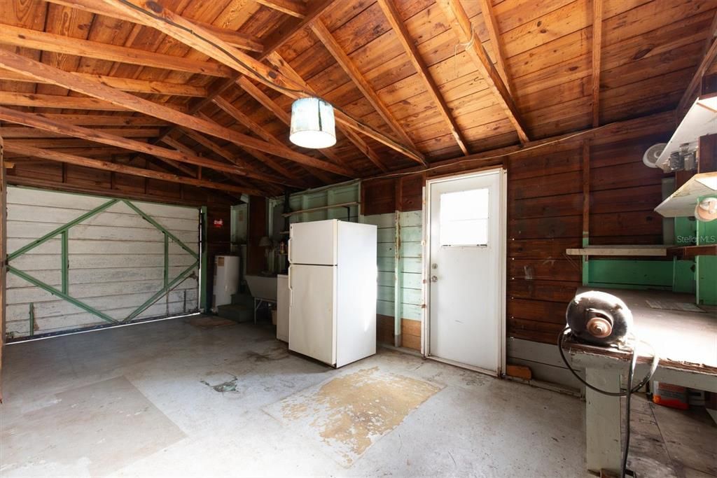 合同活跃: $199,000 (2 贝兹, 1 浴室, 724 平方英尺)