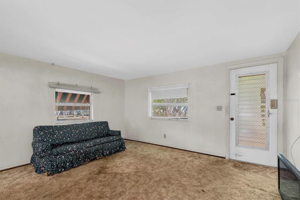 合同活跃: $199,000 (2 贝兹, 1 浴室, 724 平方英尺)