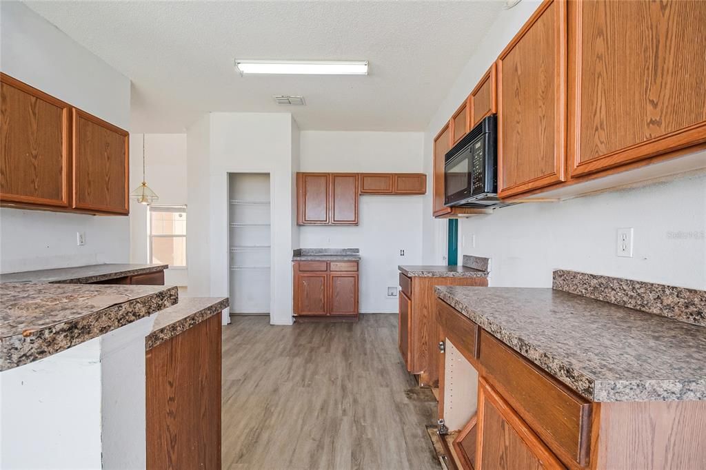 En Venta: $239,900 (4 camas, 3 baños, 2603 Pies cuadrados)