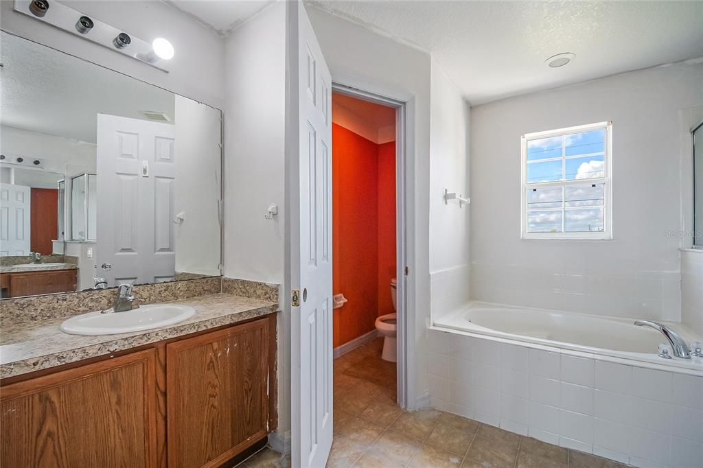 En Venta: $239,900 (4 camas, 3 baños, 2603 Pies cuadrados)