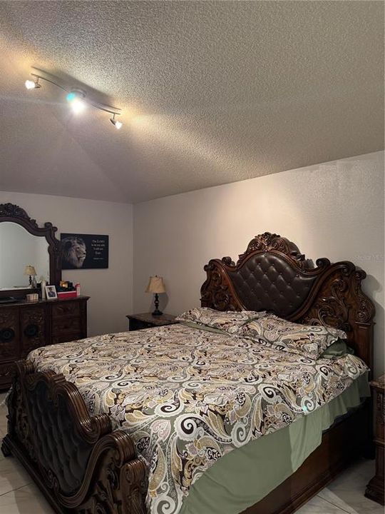 Active With Contract: $237,000 (3 beds, 2 baths, 1413 Square Feet)