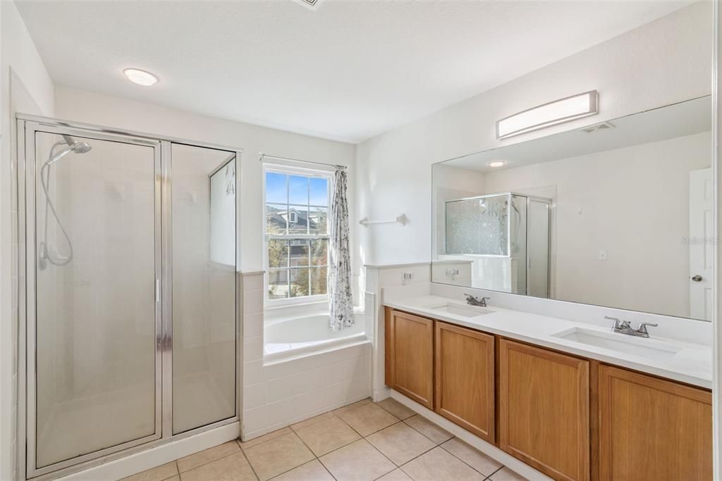 合同活跃: $349,900 (3 贝兹, 2 浴室, 2165 平方英尺)