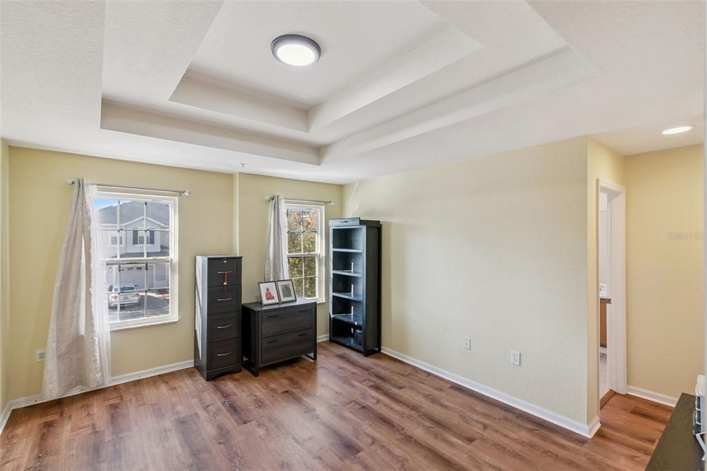 合同活跃: $349,900 (3 贝兹, 2 浴室, 2165 平方英尺)