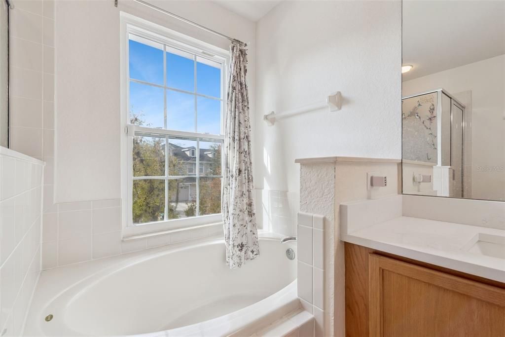 合同活跃: $349,900 (3 贝兹, 2 浴室, 2165 平方英尺)