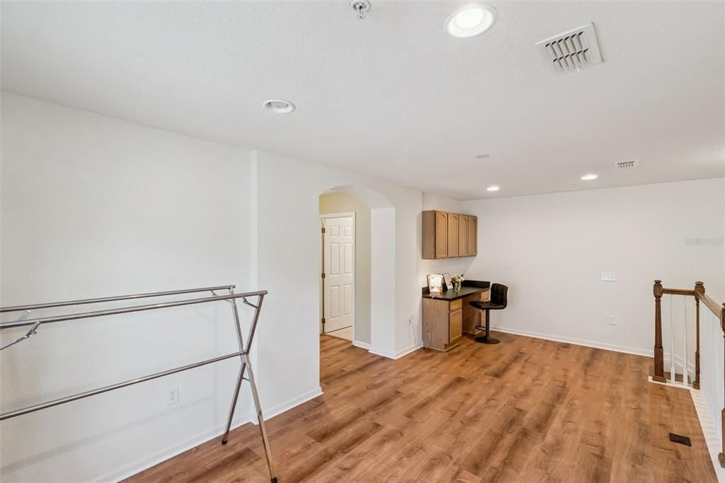 合同活跃: $349,900 (3 贝兹, 2 浴室, 2165 平方英尺)