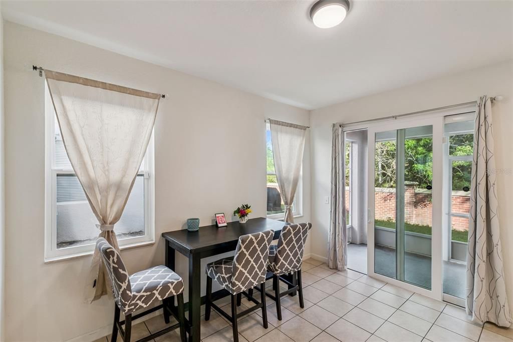 合同活跃: $349,900 (3 贝兹, 2 浴室, 2165 平方英尺)