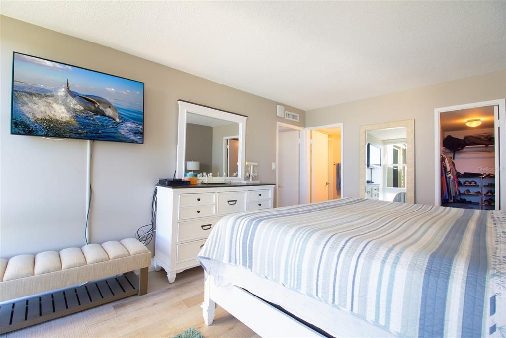 For Sale: $449,000 (2 beds, 2 baths, 1230 Square Feet)