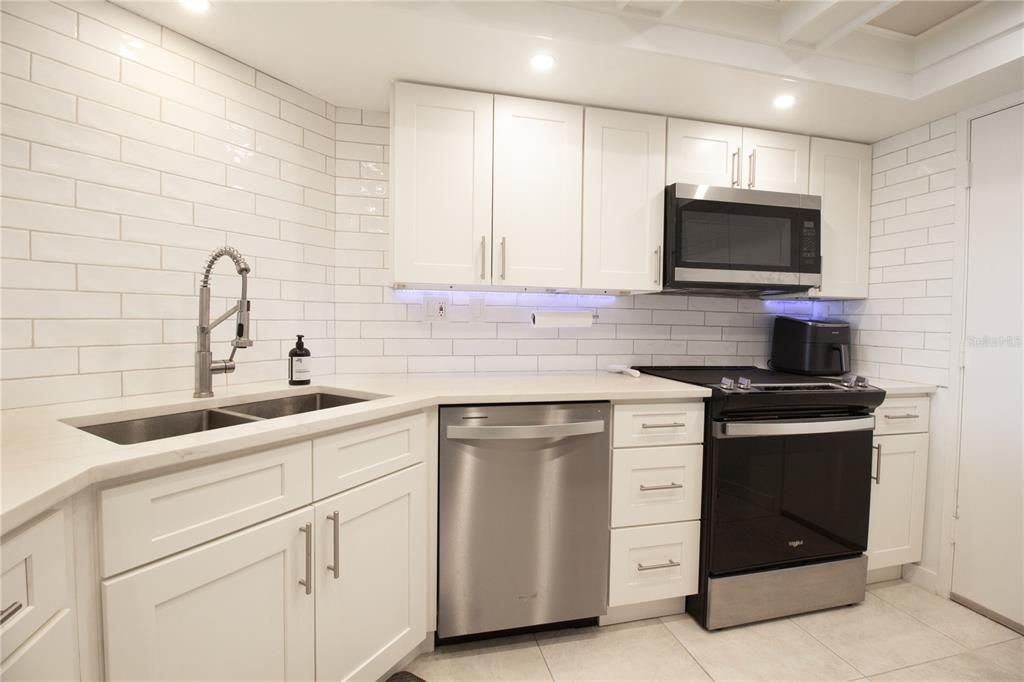 For Sale: $449,000 (2 beds, 2 baths, 1230 Square Feet)