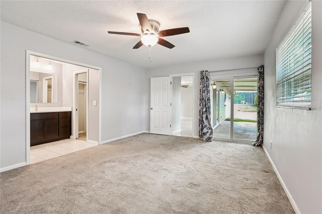 Под контрактом: $422,900 (4 спален, 2 ванн, 2080 Квадратных фут)