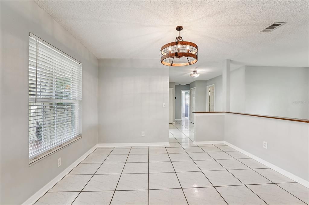 Под контрактом: $422,900 (4 спален, 2 ванн, 2080 Квадратных фут)