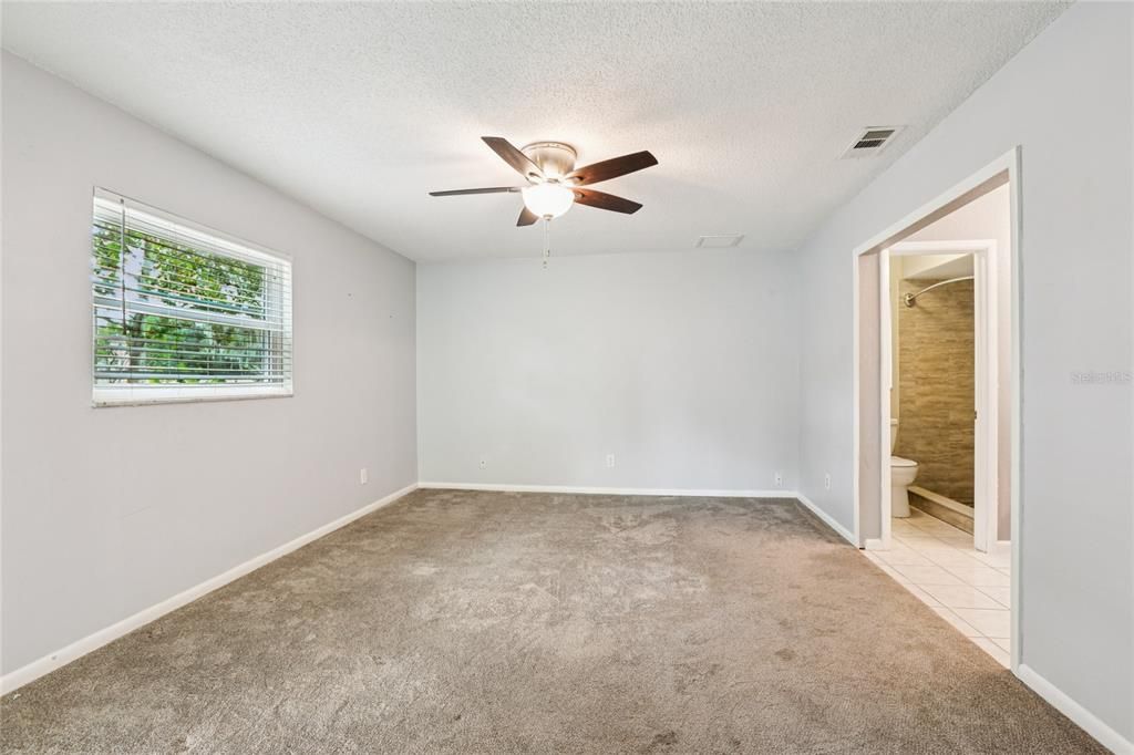 Под контрактом: $422,900 (4 спален, 2 ванн, 2080 Квадратных фут)