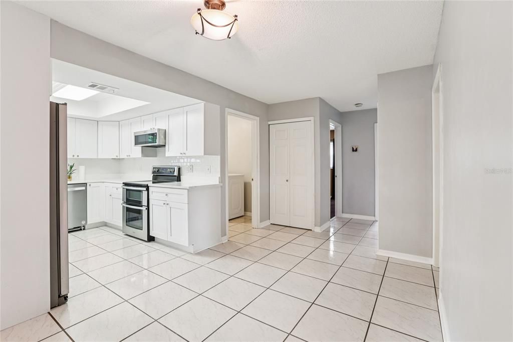 Под контрактом: $422,900 (4 спален, 2 ванн, 2080 Квадратных фут)