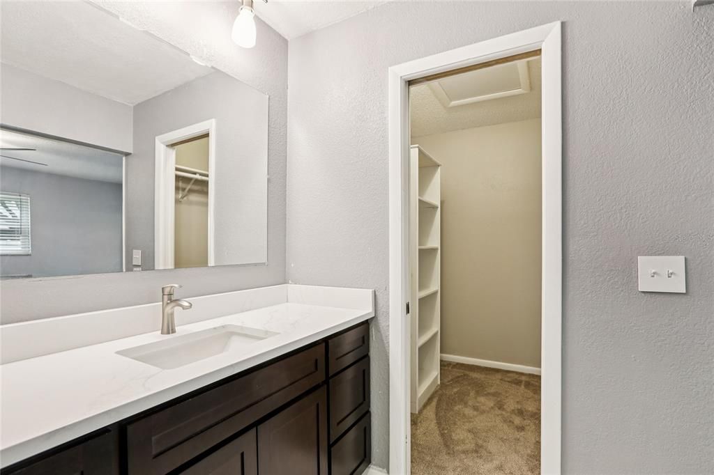 Под контрактом: $422,900 (4 спален, 2 ванн, 2080 Квадратных фут)