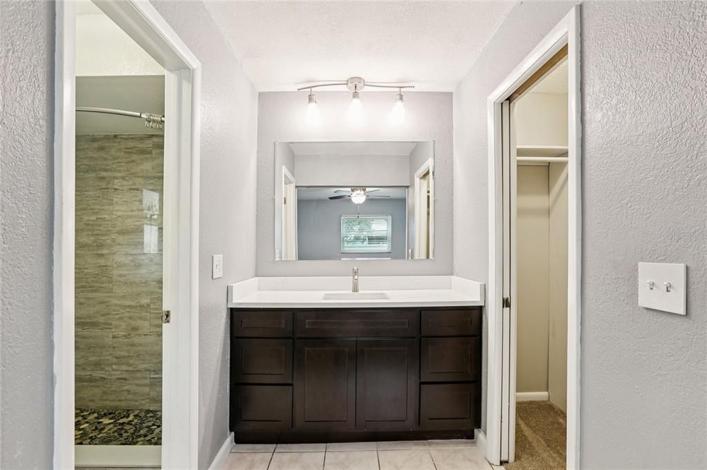 Под контрактом: $422,900 (4 спален, 2 ванн, 2080 Квадратных фут)