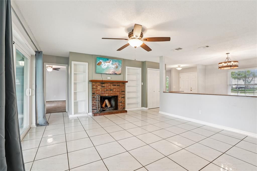 Под контрактом: $422,900 (4 спален, 2 ванн, 2080 Квадратных фут)