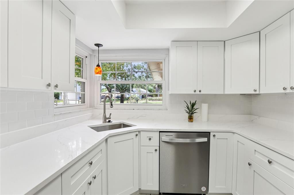 Под контрактом: $422,900 (4 спален, 2 ванн, 2080 Квадратных фут)