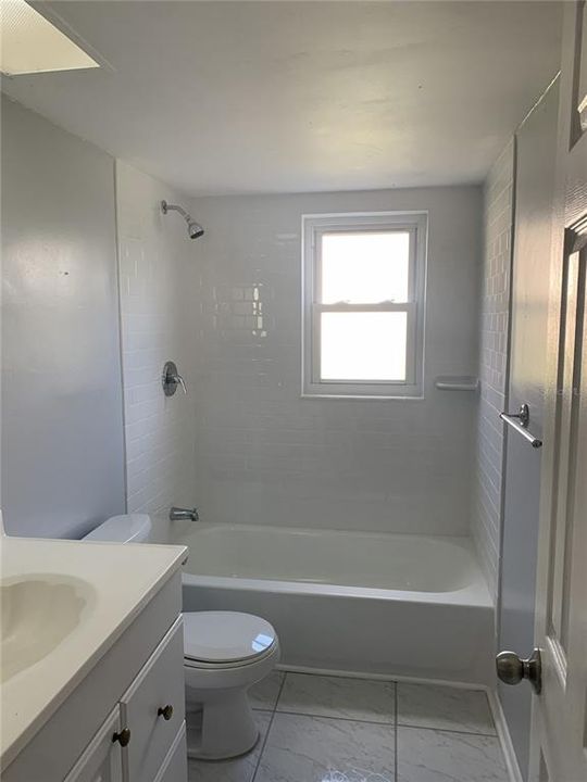 Под контрактом: $422,900 (4 спален, 2 ванн, 2080 Квадратных фут)