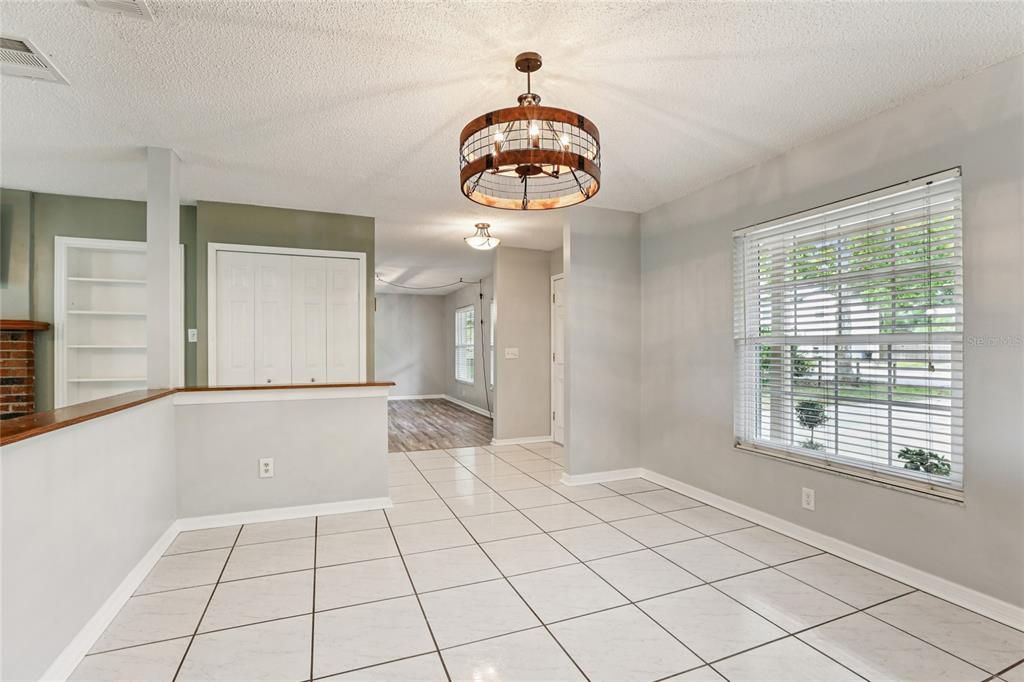 Под контрактом: $422,900 (4 спален, 2 ванн, 2080 Квадратных фут)