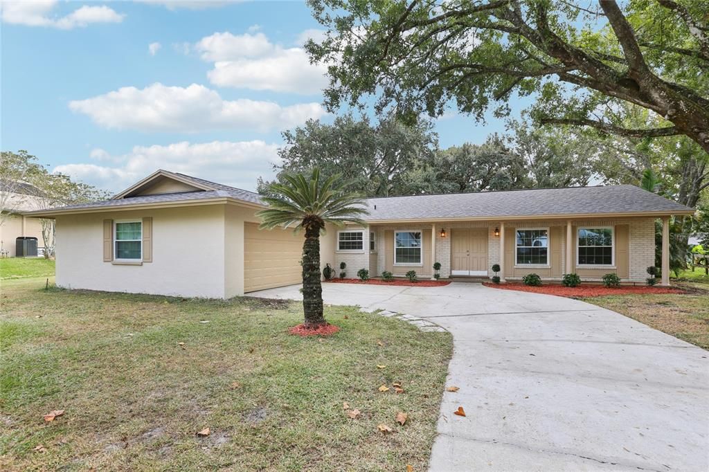 Под контрактом: $422,900 (4 спален, 2 ванн, 2080 Квадратных фут)