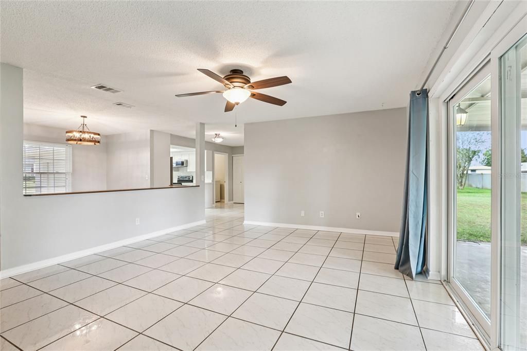 Под контрактом: $422,900 (4 спален, 2 ванн, 2080 Квадратных фут)