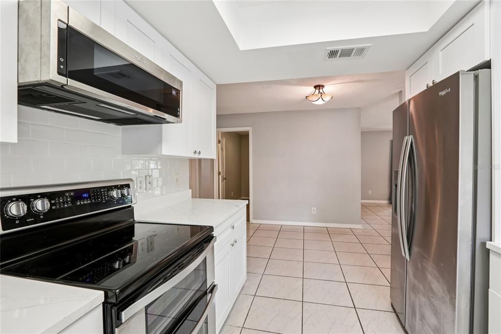 Под контрактом: $422,900 (4 спален, 2 ванн, 2080 Квадратных фут)